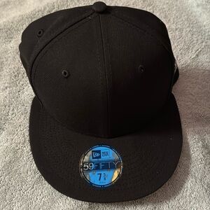 Men’s New Era fitted hat, black, size 7 5/8